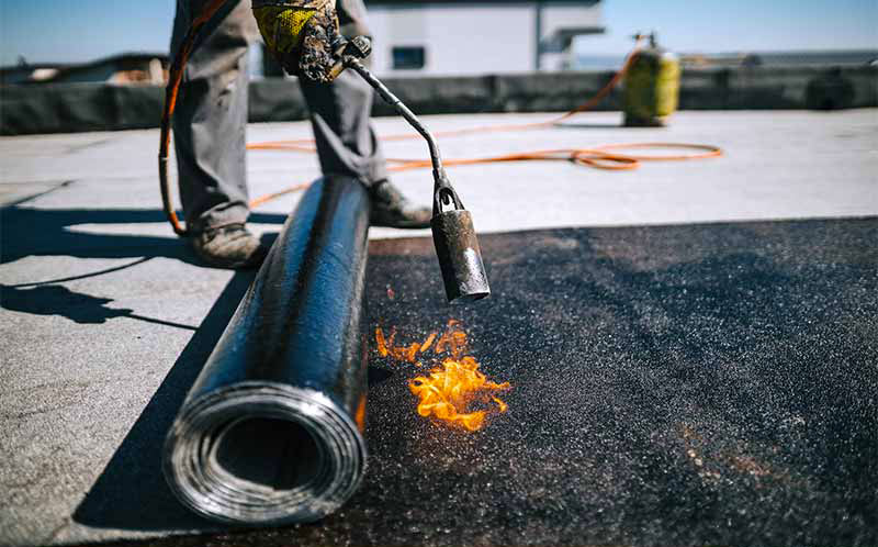 Etanchéité toit terrasse : RENOVEGIRONDE 33 : étancheurs. Nos artisans étancheurs réalisent les travaux d’étanchéité toit plat par membrane bitumeuse en Gironde (33)